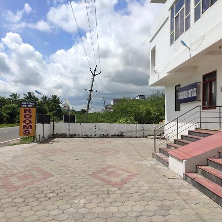 Subasree Cottage Tirunallar Exterior foto